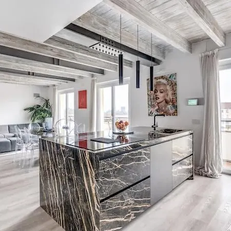 Readmyhostprofile! Luxury 4 Bedroom Penthouse Near Duomo شقة